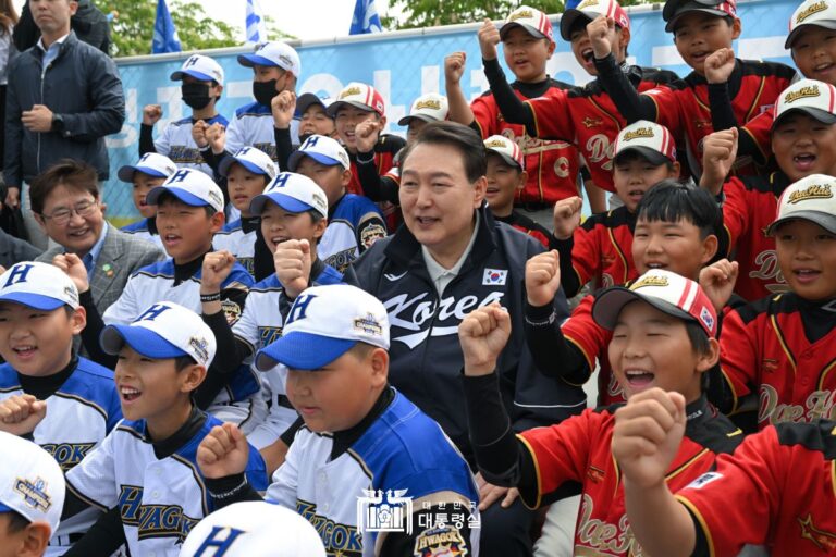 "앞으로도 계속 야구를 사랑하고 열심히 운동하길..어린이 화이팅"