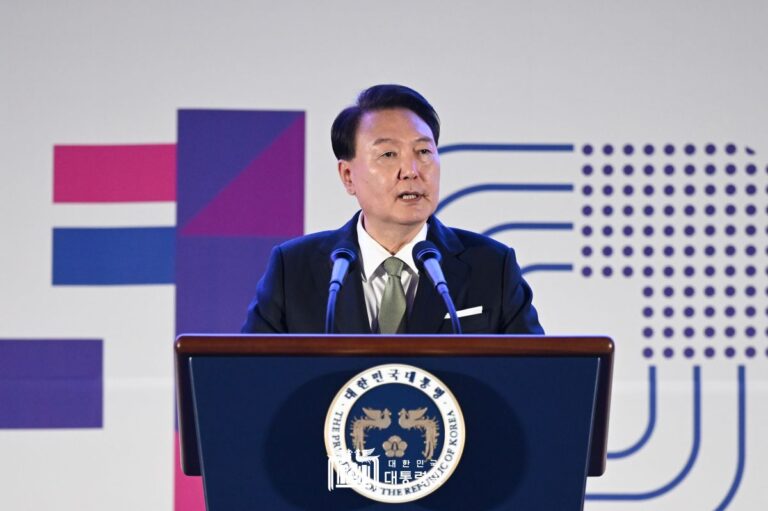"국정의 동반자로서 청년 여러분과 함께 우리 사회를 더 공정하고 더 정의롭게 만들어 갈 것"