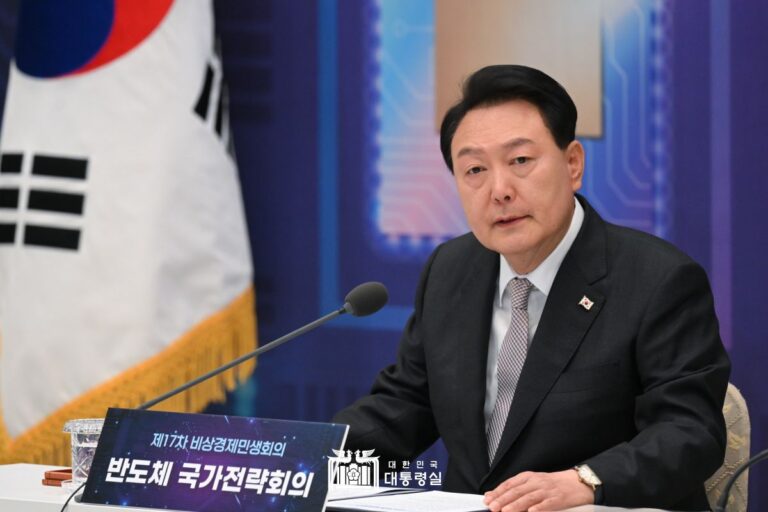 "반도체 산업은 국가 총력전...민관 원팀으로 헤쳐 나가야"