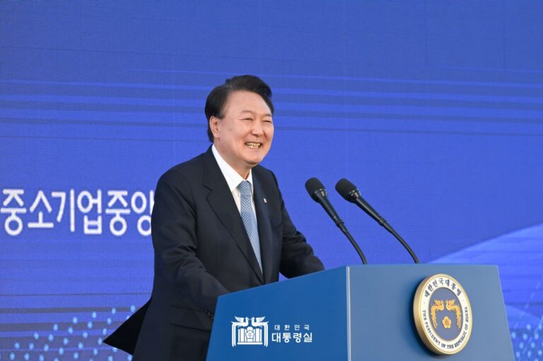 "골목상권이 붐빌 수 있도록 소상공인 지원 면밀히 챙길 것"