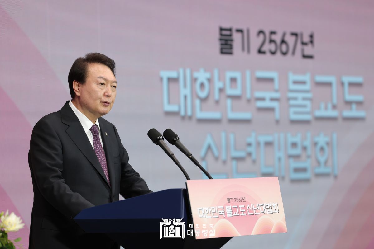 "따뜻한 등불 된 불교계에 감사...정부도 사회 아픔 보듬을 것"