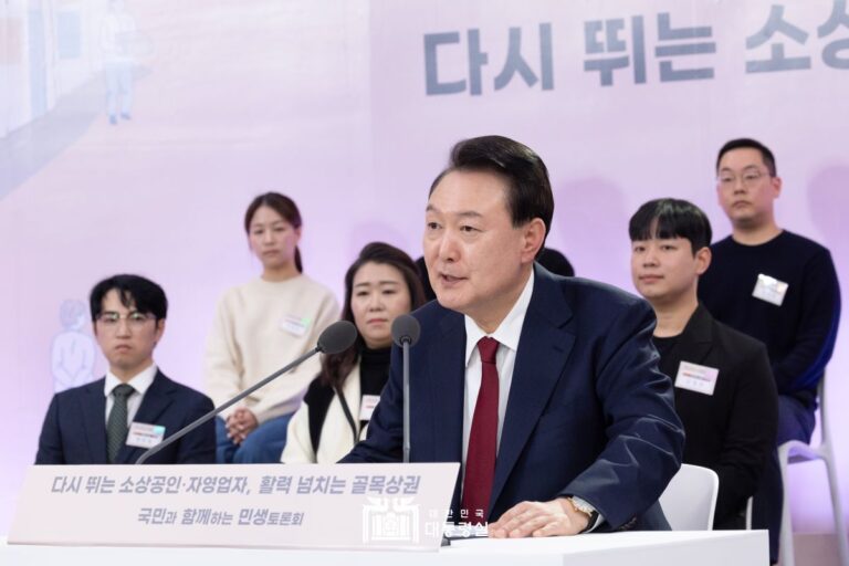 "정부는 양극화 타개를 위해 자영업자·소상공인 활력 회복에 최선을 다하겠습니다."