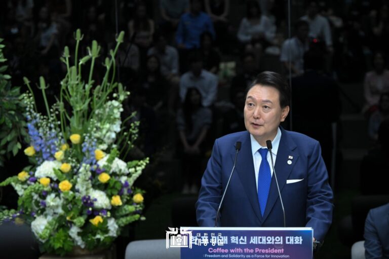 "대한민국 정부는 청년들이 마음껏 도전하고 결실을 맺을 수 있도록 지원을 아끼지 않을 것"