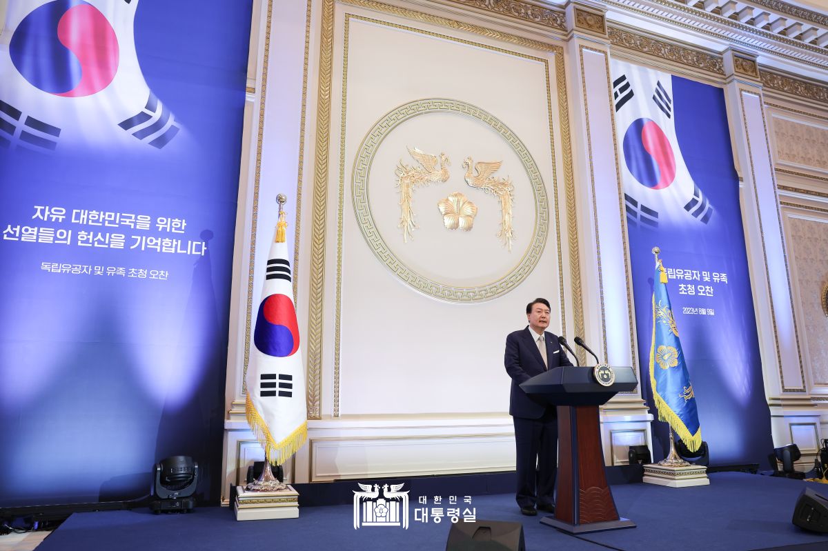 "조국의 자유와 독립을 위해 자신의 모든 것을 던졌던 선열을 제대로 기억해야"