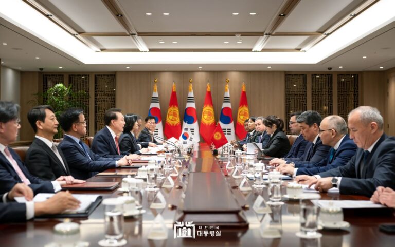 "수교 32년 만에 포괄적 동반자 관계 수립... K-실크로드 구상에 따라 전략적 파트너십 구축"