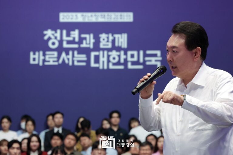 "정의롭고 희망 있는 나라 만드는 것이 청년정책...청년들과 더 많은 국정 논의할 것"