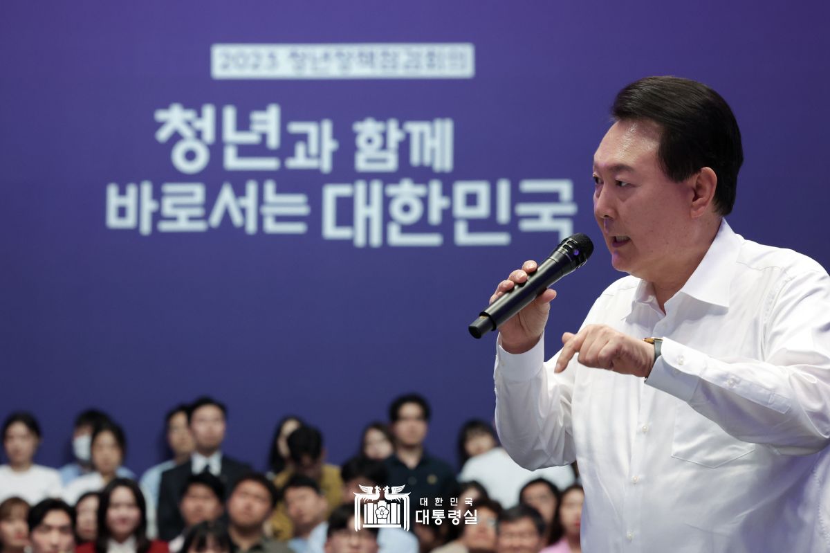 "정의롭고 희망 있는 나라 만드는 것이 청년정책...청년들과 더 많은 국정 논의할 것"