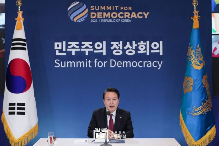 尹 대통령 "가짜민주주의 전 세계적으로 고개 들어...혁신과 연대로 민주주의 되살려야"