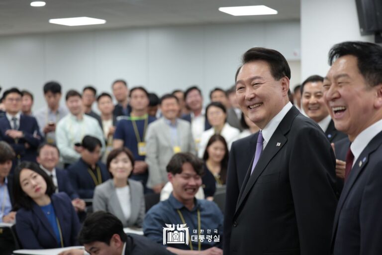 "좋은 지적과 정확한 기사로써 정부를 잘 이끌어 주시길 부탁드려"