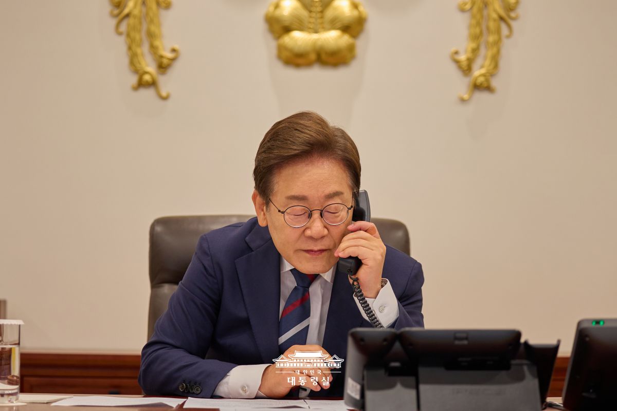 페트르 피알라 체코 총리와 취임 후 첫 통화를 가졌습니다