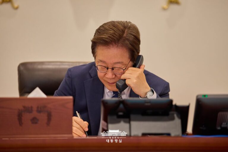 모하메드 빈 자이드 알 나흐얀 아랍에미리트연합국(UAE) 대통령과 처음으로 전화 통화를 가졌습니다