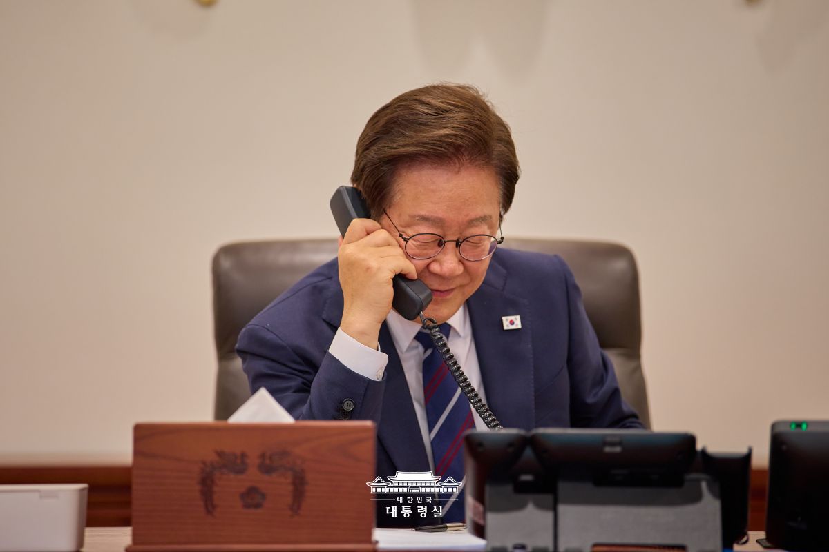 크리스토퍼 럭슨 뉴질랜드 총리와 처음으로 전화 통화를 가졌습니다