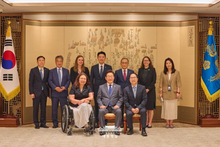 연방 상원의회 태미 덕워스, 앤디 킴 의원을 만났습니다.