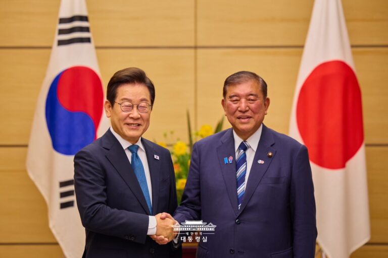 과거를 직시하되 미래로 나아가는 지혜를 발휘해야 할 때입니다