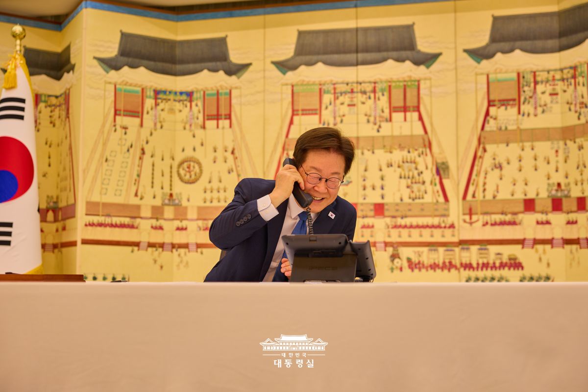 자파로프 키르기스스탄 대통령과 취임 후 첫 통화를 가졌습니다.