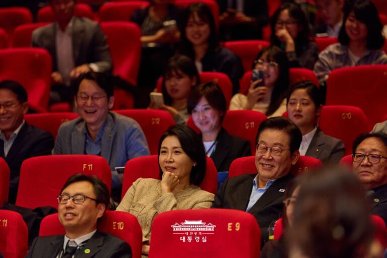 모든 영화인과 관계자 여러분께 뜨거운 응원과 격려를 전합니다