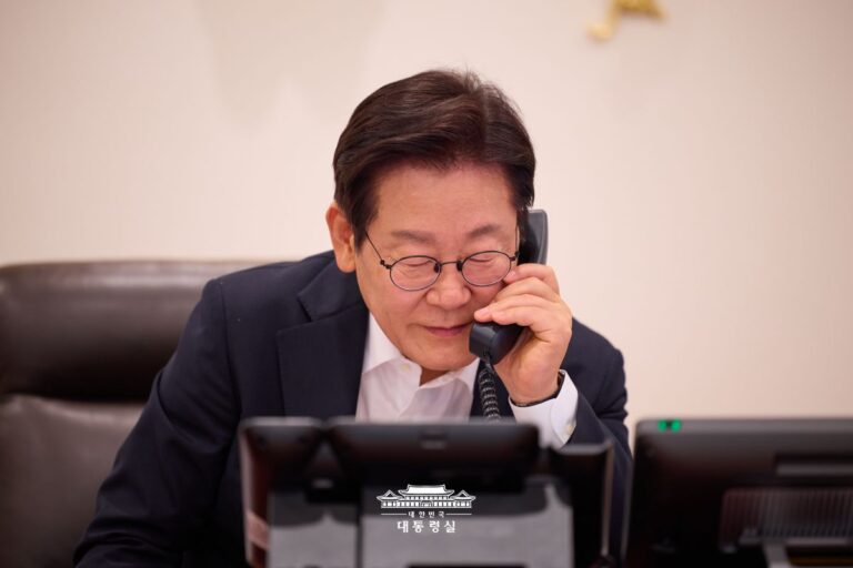 딕 스코프 네덜란드 총리와 처음으로 전화 통화를 나눌 수 있어 기쁘게 생각합니다