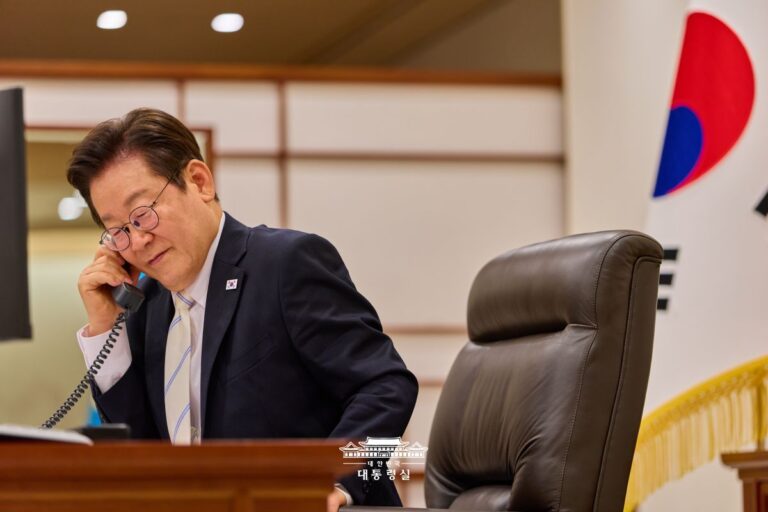 에마뉘엘 마크롱 프랑스 대통령과 처음으로 전화 통화를 나눴습니다
