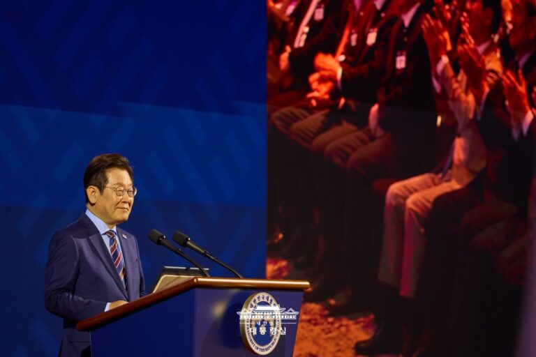 대한민국의 정체성을 지켜오신 재외동포 여러분께 경의를 표합니다
