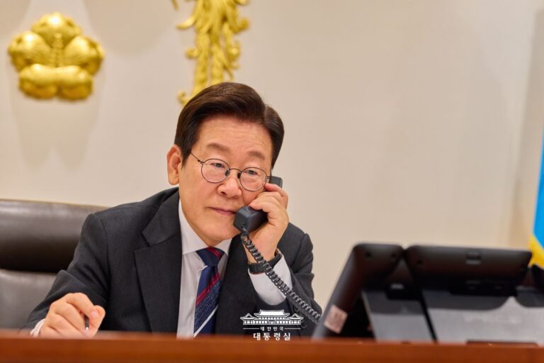 태국의 아누틴 총리와 처음으로 통화하게 되어 매우 기쁘게 생각합니다