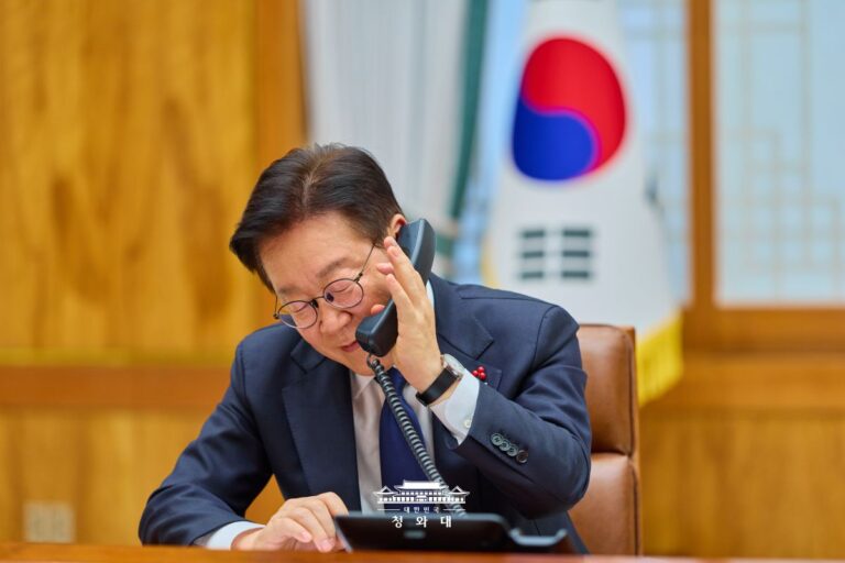 또 럼 베트남 서기장과 전화 통화를 나누며 연임을 축하했습니다