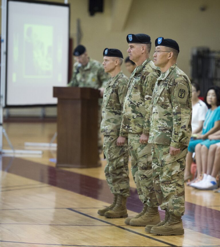 Derrick S. Lee 대령이 지휘를 인수한 2016년 미 육군 501st Military Intelligence Brigade 지휘권 이양식 공식 사진