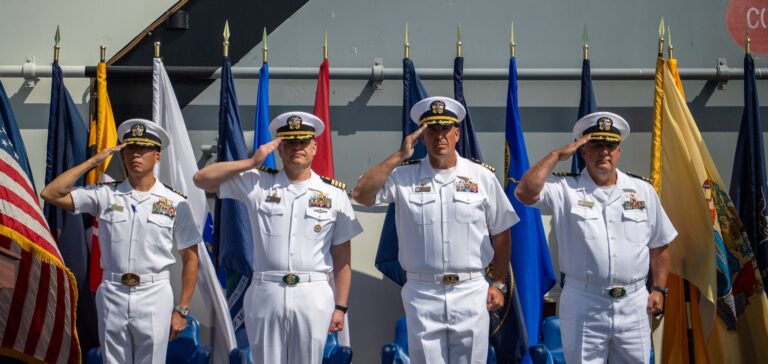 미 해군 Amphibious Squadron 5 사령관 Henry S. Kim 대령급(CAPT)이 포함된 2025년 USS Essex 지휘권 이양식