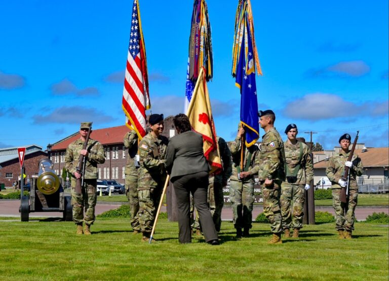 미 육군 Kent Park 대령이 Joint Base Lewis-McChord 지휘권 이양식에서 연설하는 모습