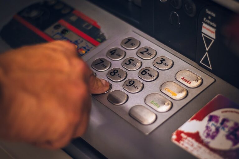ATM 키패드를 사용하는 모습으로 신용카드 Cash Advance 현금 인출을 상징하는 이미지