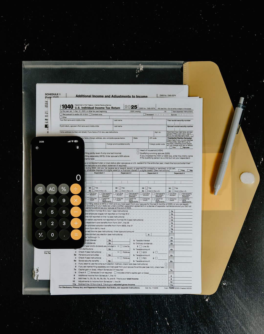 미국 Form W-4 원천징수 조정을 상징하는 세금 서류와 계산기