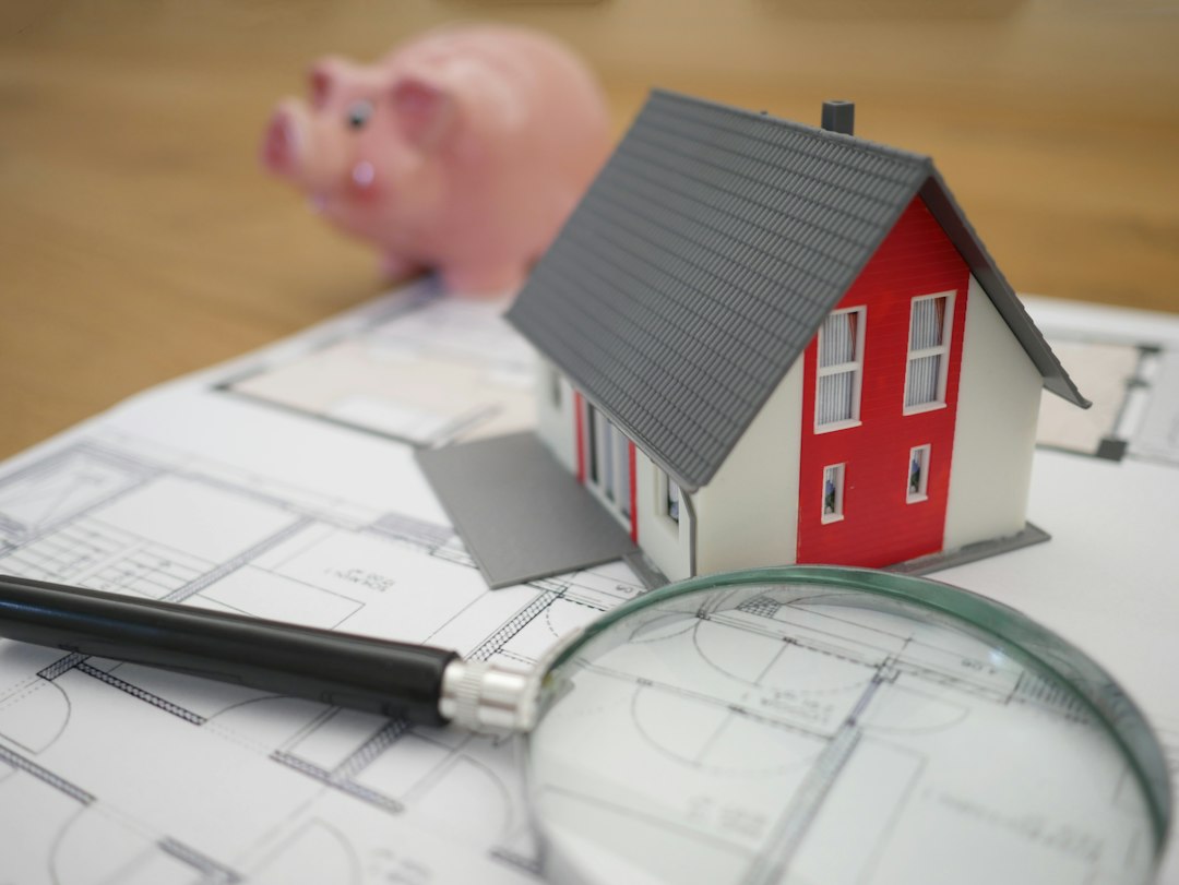 HELOC와 Home Equity Loan 비교를 상징하는 주택 모형과 돋보기