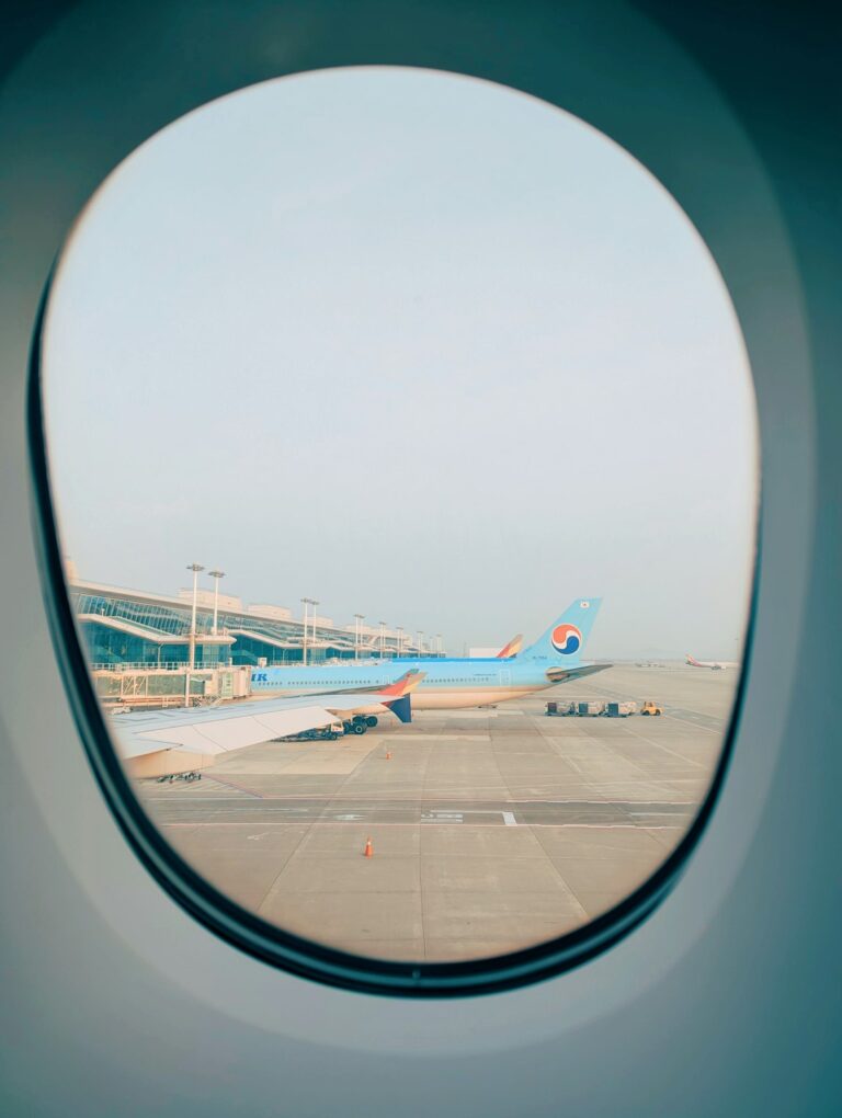 인천에서 미국으로 가는 국제선 직항 노선을 상징하는 여객기