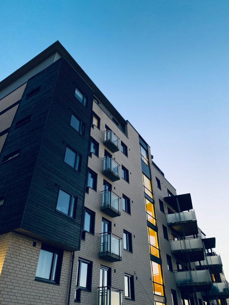 미국 Section 8 Housing Choice Voucher 임대주택 안내를 상징하는 아파트 건물